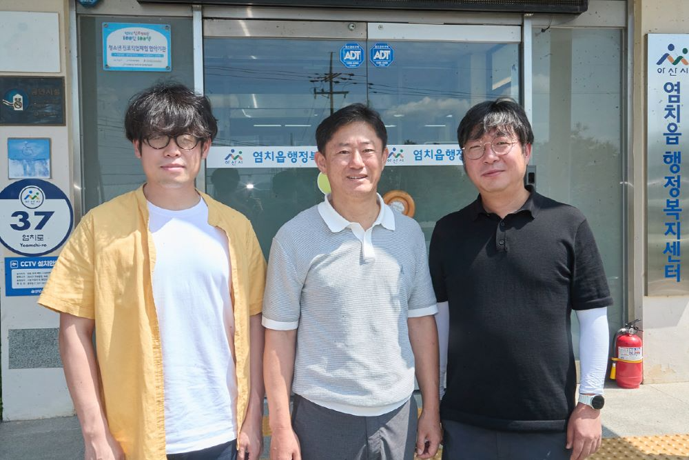 17일 집중호우 속에서 현장점검에 나서다 인명을 구조한 염치읍 박현우 주무관, 심용근 읍장, 최욱진 산업팀장.(왼쪽부터)