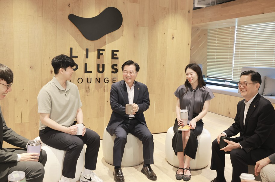 권혁웅 부회장(왼쪽 세번째) 및 이경근 사장(맨 오른쪽).