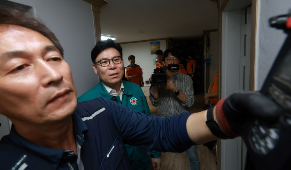 노후아파트 화재안전 표본점검 현장사진(충남도 제공)
