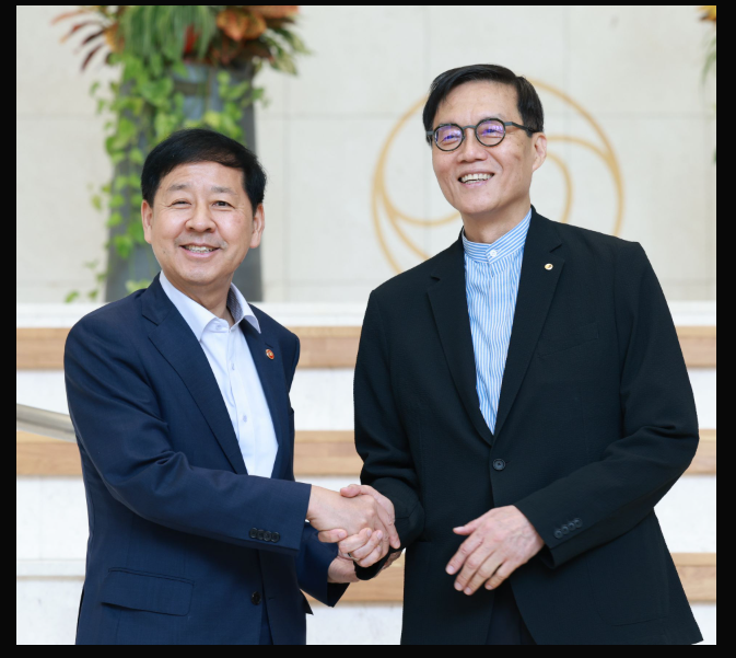 (상보) 이창용 "관세협정 잘 협정돼서 8월 통방 큰부담 덜어"..구윤철 "경제정책방향, 구체 아이템 위주로 성과내야"