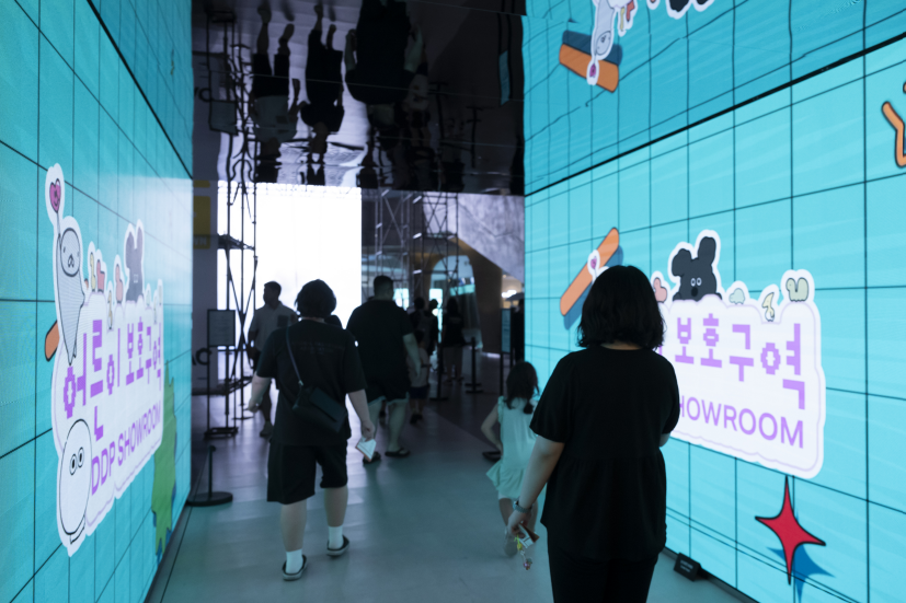 서울경제진흥원의'어른이 보호구역'이 뜨거운 반응과 함께 동대문 상권까지 활기가 이어지고 있다.(SBA 제공)