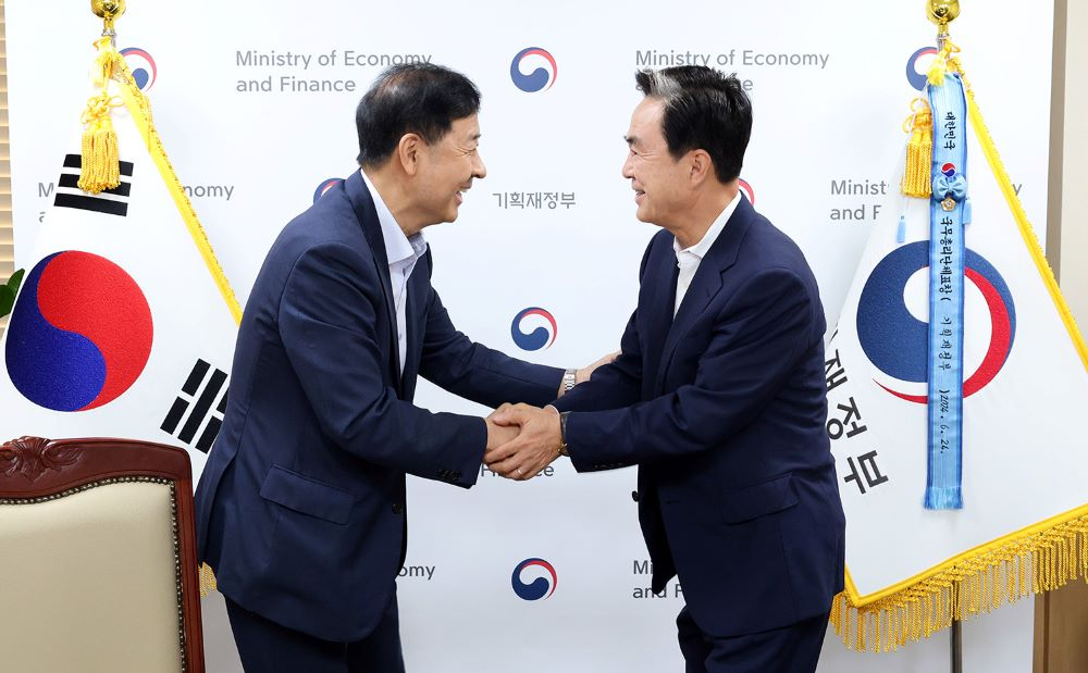 충남도 김태흠 지사(우)와 구윤철 경제부총리(좌)(충남도 제공)