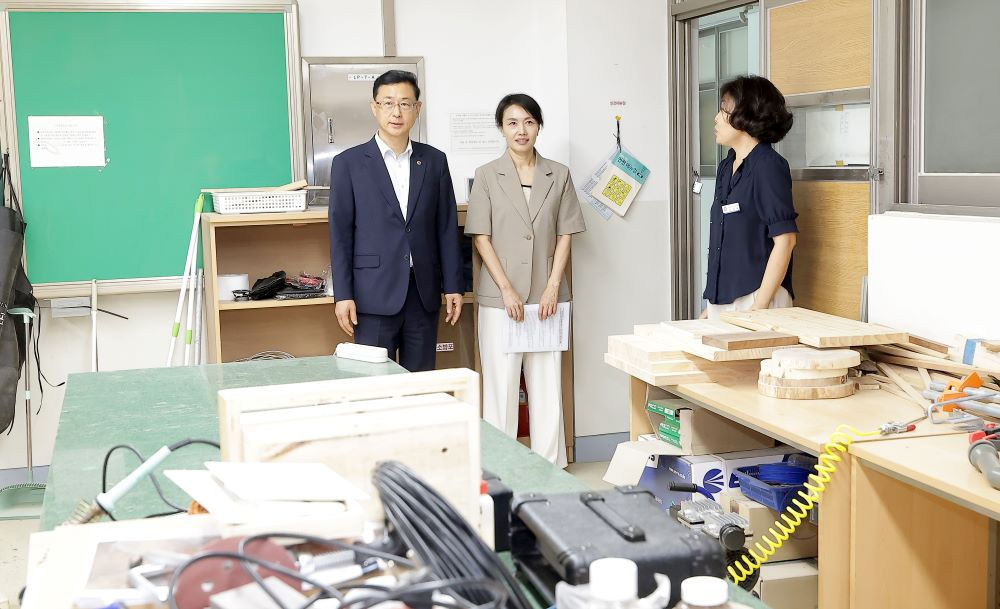대전시의회 민경배 의원이 11일 대전과학고등학교를 방문해 주요 시설을 점검했다.(민경배 의원 제공)