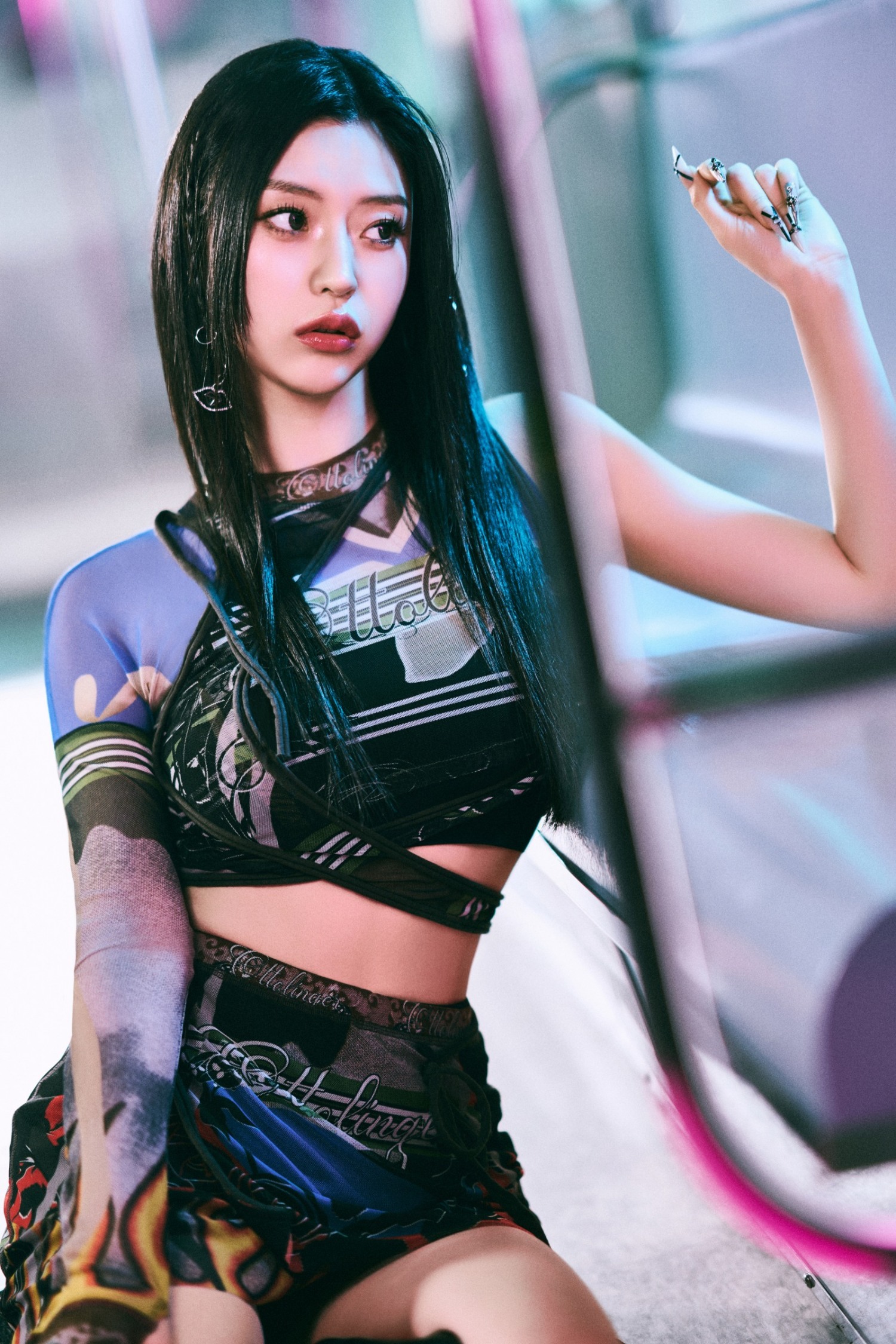 VVS, 레나 공식 합류…6인조 확장