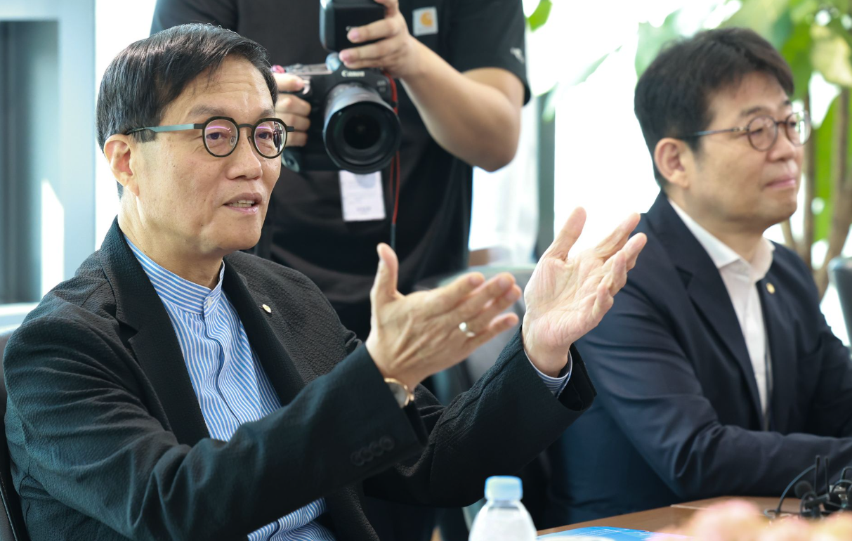 사진: 이창용 한은 총재와 유상대 한은 부총재