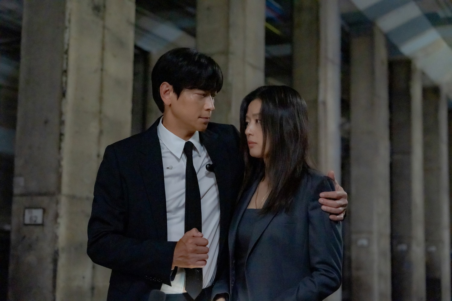 ‘북극성’ 전지현X강동원, 경계와 이끌림의 순간…‘시선의 시작’ 스틸 공개