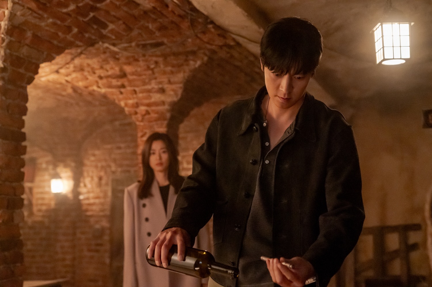 ‘북극성’ 전지현X강동원, 경계와 이끌림의 순간…‘시선의 시작’ 스틸 공개