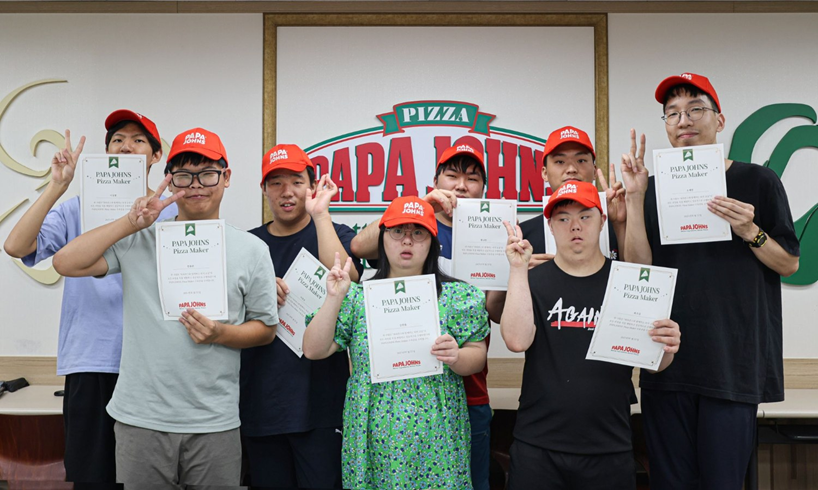 22일 서울 강남구 개포동에 위치한 한국파파존스 교육실에서 진행된 (사)경기도스페셜올림픽코리아 소속 발달장애인 선수 및 지도자 초청 ‘파파존스와 함께하는 피자교실’에 참여한 선수들이 기념 촬영을 하고 있다.