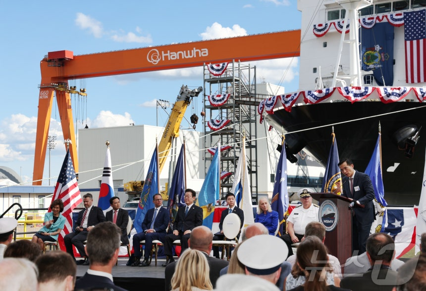 김동관 한화그룹 부회장이 26일(현지시간) 미국 필라델피아 한화필리조선소에서 열린 선박 명명식에서 이재명 대통령, 조쉬 샤피로 펜실베니아 주지사 등이 참석한 가운데 환영사를 하고 있다(한화 제공)