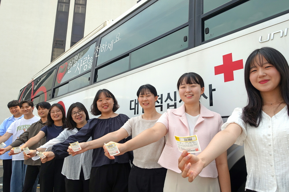 인천서 지난달 16일과 23일에 이어 이달 27일에도 '전 세계 유월절사랑 생명사랑 헌혈릴레이'가 열렸다. 헌혈에 참여한 하나님의 교회 신자와 이들의 가족, 지인 등이 헌혈증을 들고 웃고 있는 모습.