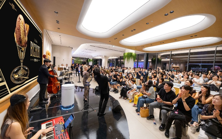 27일 ‘워크샵 by 배스킨라빈스’에서 재즈 파티 콘셉트로 진행된 언텁쇼에서 재즈밴드 리치파이(RICHPY)가 스윙 재즈 공연을 펼치고 있다.