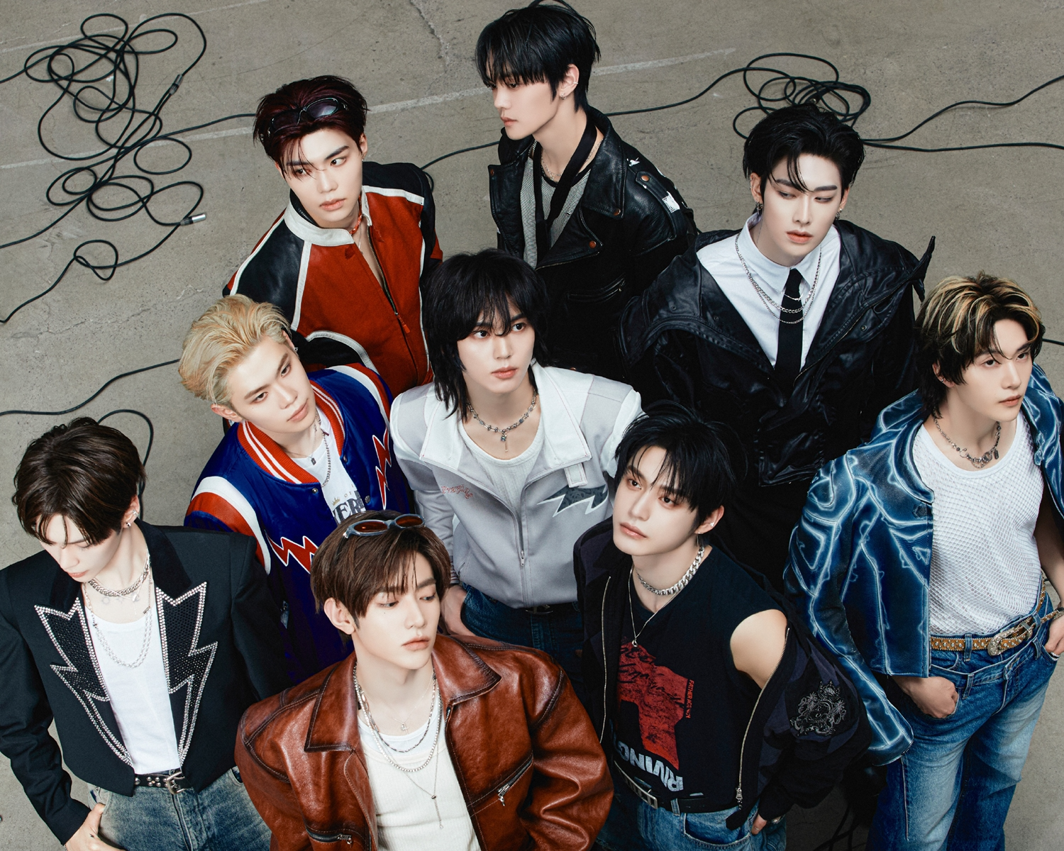 제로베이스원, 정규 1집 국내외 음반 및 음원 차트 섭렵…쌍끌이 흥행 시동