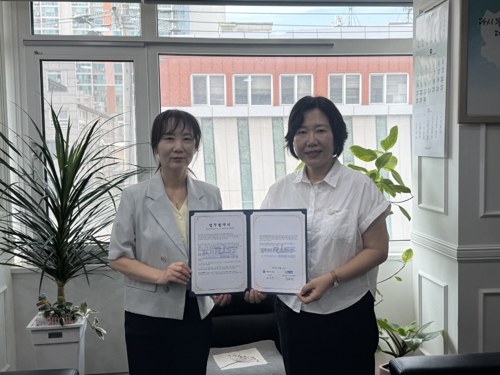 아산시가 순천향대 RISE사업단 공공의료서비스개선센터와 업무협약 체결 후 기념촬영을 하고 있다.(아산시 제공)