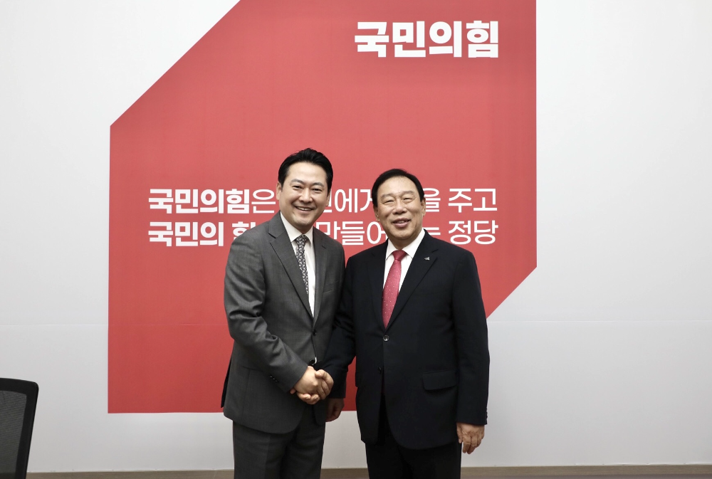 최민호 세종시장(우)과 장동혁 국민의힘 당대표