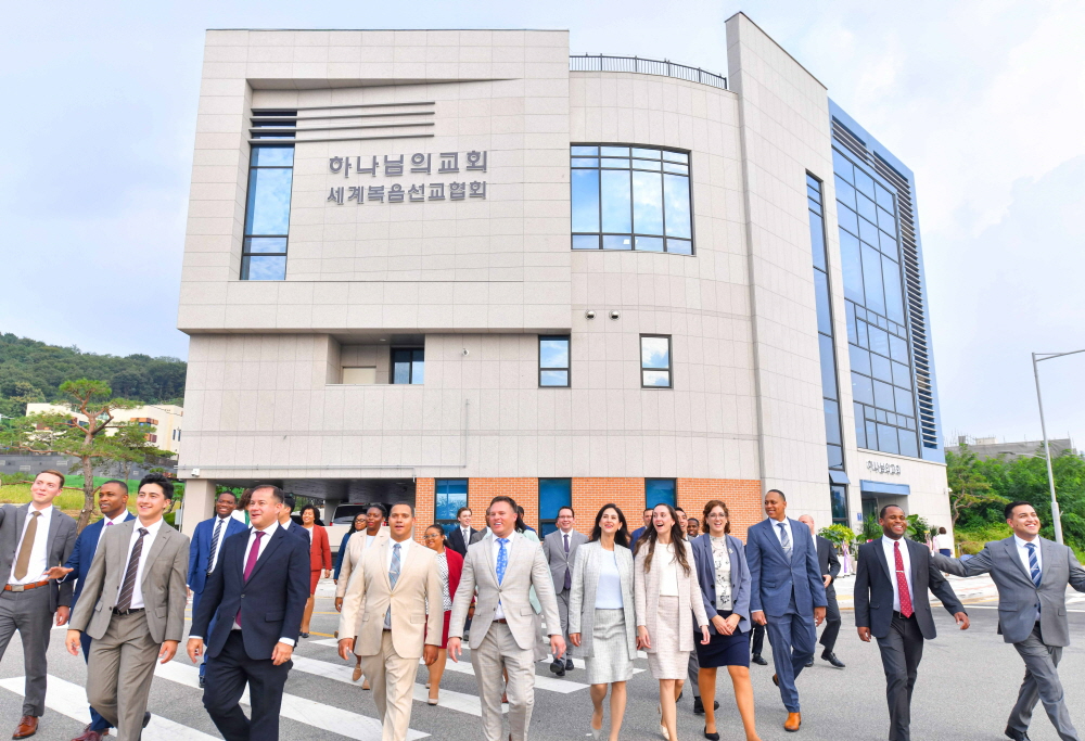 송도국제도시와 인접한 '인천송도 하나님의 교회'에서 9일 헌당식이 열렸다. 인천 지역에서 온 축하객들과 미국에서 방한한 해외 신자들이 헌당을 축하했다.