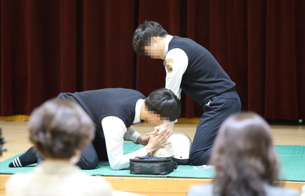 2024년 4월 8일 시민 심폐소생술 경연대회에서 CPR 실시하는 고등학생의 현장사진