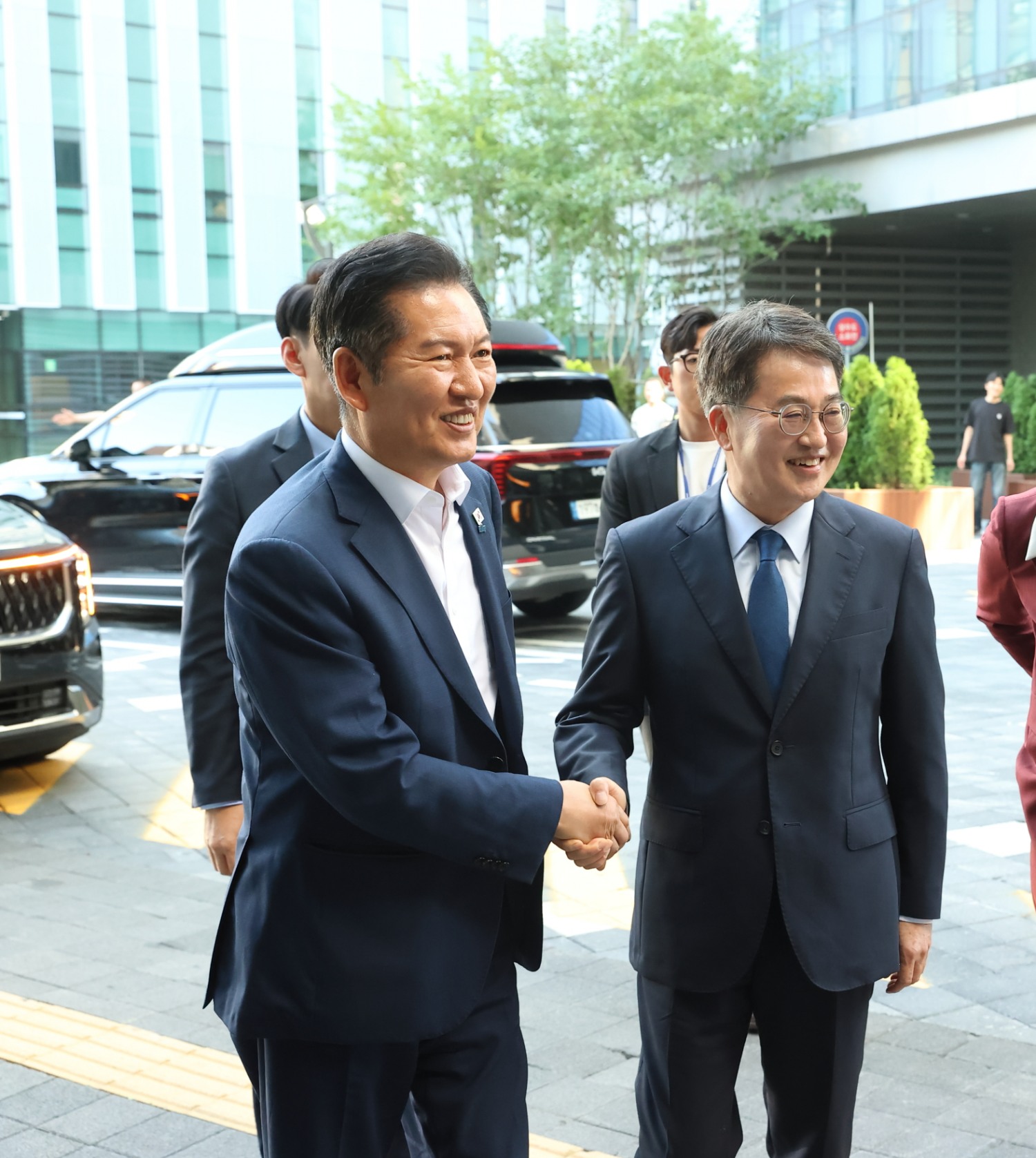 김동연 지사가 정청래 민주당 대표와 악수하고 있다.