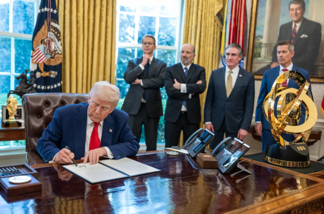 사진: 트럼프 대통령과 그의 예쓰맨들, 출처: 백악관