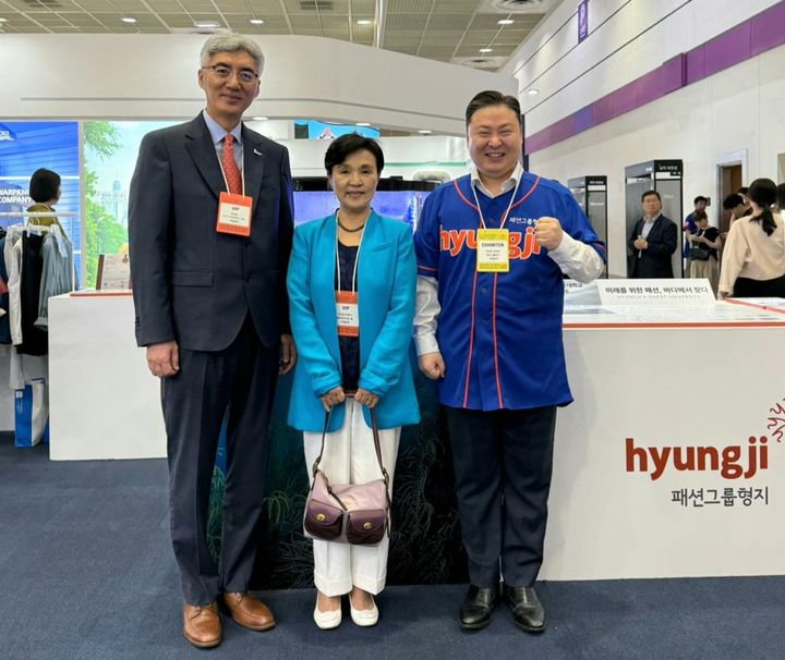 형지엘리트와 형지글로벌이 국내 첫 여성 법무부 장관이자 인권·환경 분야에서 폭넓게 활동해 온 강금실 전 법무부 장관을 고문으로 영입했다고 17일 밝혔다. (사진=패션그룹형지 제공)