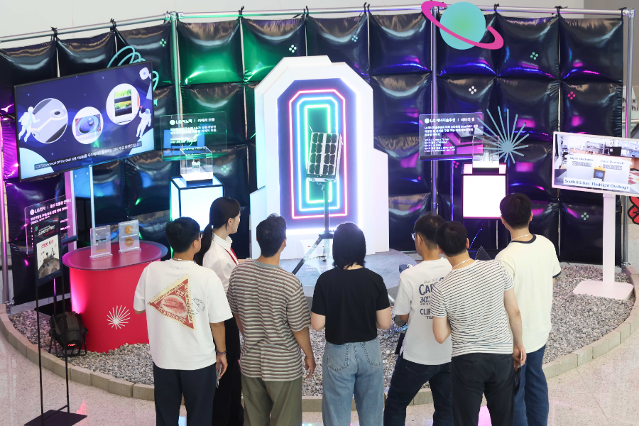 슈퍼스타트 데이 2025에서 LG 직원들이 LG의 카메라 모듈, 배터리 셀, 통신 모듈용 안테나가 탑재된 무인탐사연구소의 달 탐사 로버에 대한 설명을 듣고있다.