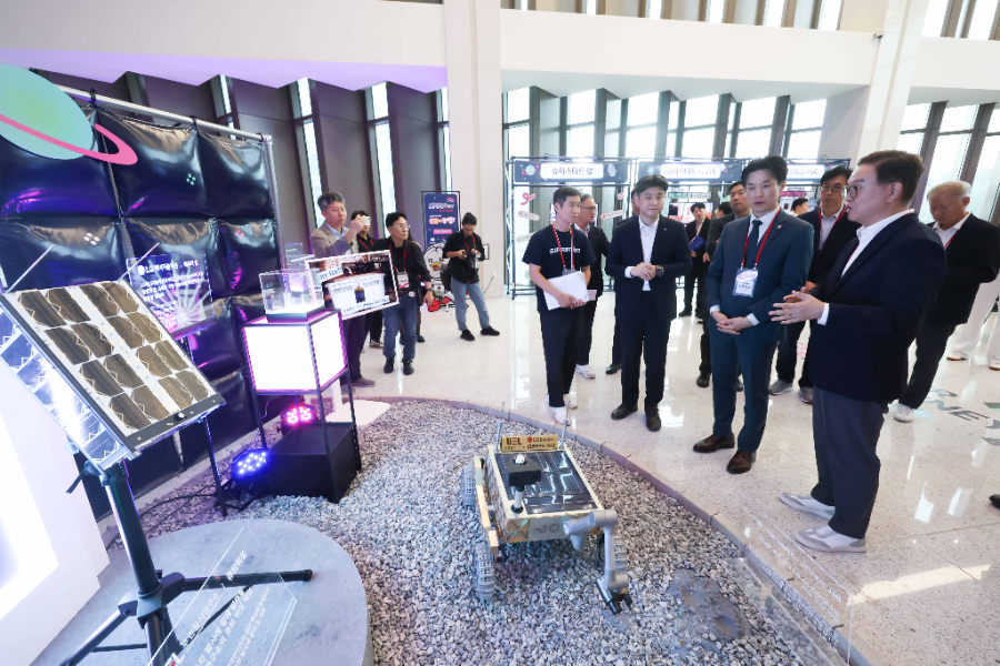 (앞줄 오른쪽부터)정수헌 LG사이언스파크 대표, 노용석 중소벤처기업부 차관, 조남석 무인탐사연구소 대표가 LG의 카메라 모듈, 배터리 셀, 통신 모듈용 안테나가 탑재된 무인탐사연구소의 달 탐사 로버를 살펴보고 있다.