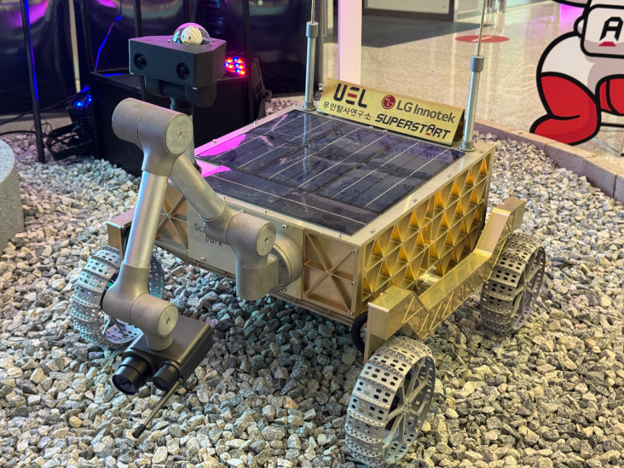 LG의 카메라 모듈, 배터리 셀, 통신 모듈용 안테나가 탑재된 무인탐사연구소의 달 탐사 로버 모습