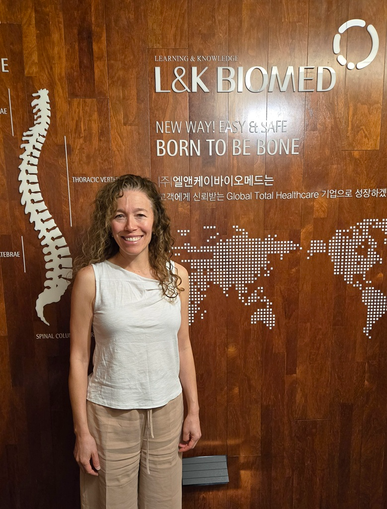 흉벽기형 수술 권위자 맥마혼 박사가 엘앤케이바이오 본사 방문 기념 사진을 촬영하고 있는 모습