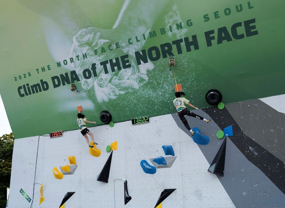 노스페이스 애슬리트팀 서채현 및 정지민이 선보이는 ‘국대급 기량’영원아웃도어(대표 성기학)의 글로벌 아웃도어 브랜드 노스페이스와 대한산악연맹이 공동 주최·주관한 ‘제29회 노스페이스컵 전국 스포츠클라이밍대회’가 27일 서울 올림픽공원 한얼광장에서 성황리에 개최됐다. 최근 IFSC 스포츠클라이밍 서울 세계선수권 대회에 국가대표로 출전해 여자 리드 부문 동메달을 획득한 서채현 선수(좌)와 여자 스피드 부문 4위를 기록한 정지민 선수(우)가 이벤트 경기의 시범 등반을 선보이고 있다.