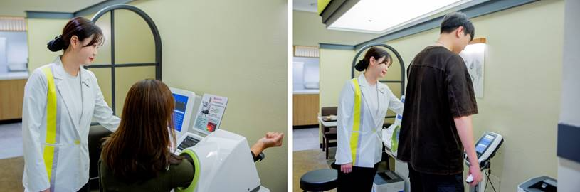 247아워핏 임상영양사가 고객의 건강 상태를 체크하는 모습