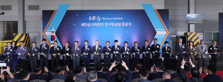 LLBS 준공식에 참석한 주요 관계자들이 테이프 커팅식을 진행하고 있다. (좌 5번째부터) 구동휘 LS MnM 대표, 명노현 LS 부회장, 문승우 전북도의회 의장, 김관영 전북도지사, 구자은 LS 회장, 정경수 LLBS 대표, 허제홍 엘앤에프