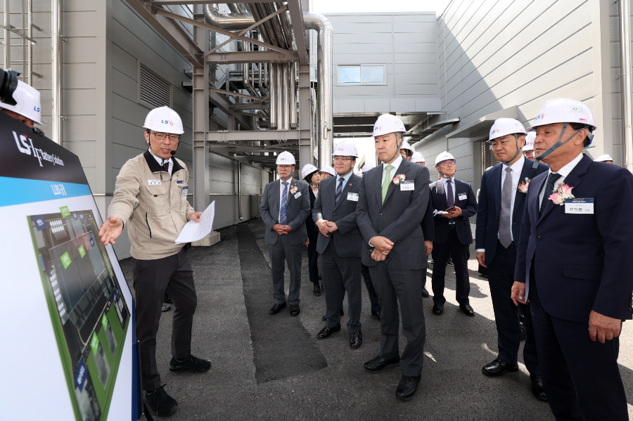 LLBS 준공식에 참석한 (가운데부터 우측으로) 구자은 LS 회장, 김관영 전북도지사, 강임준 군산시장이 김한길 LLBS 생산부문장으로부터 공장 투어에 대한 설명을 듣고 있다.