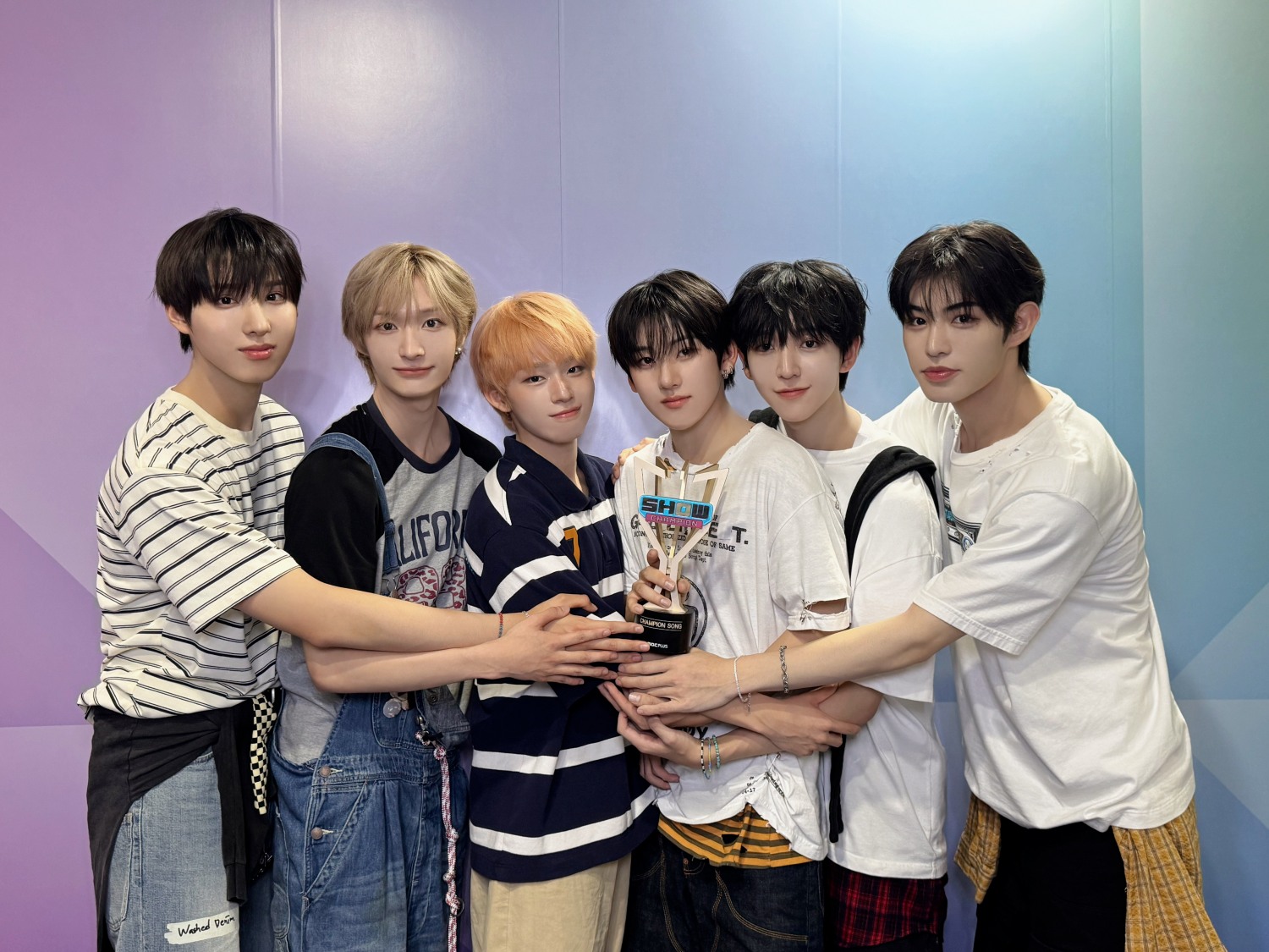 ‘쇼! 챔피언’ 킥플립, 감격의 데뷔 첫 음악방송 1위…“앞으로 성장하는 모습 보여드릴 것”