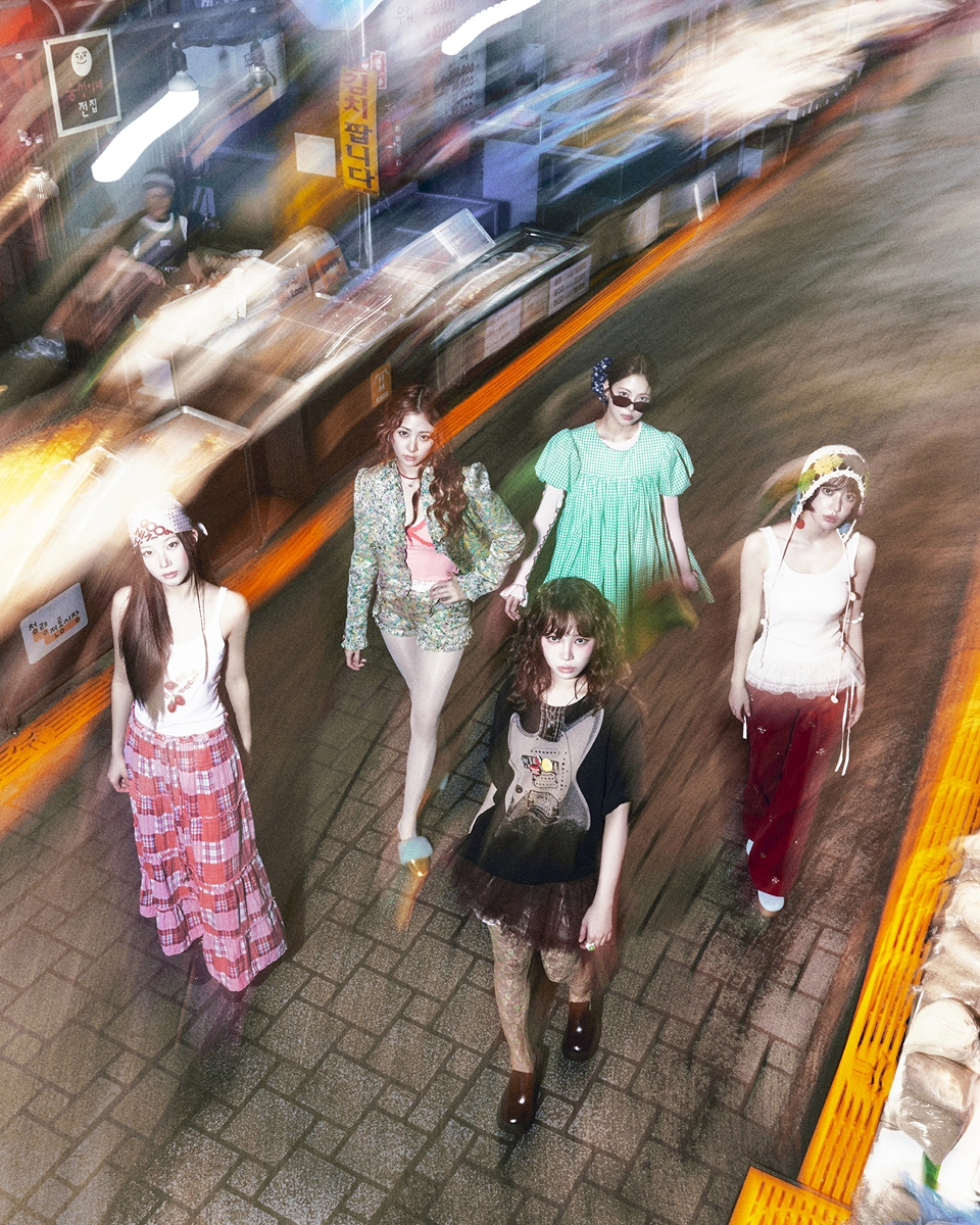 르세라핌, 싱글 1집 ‘SPAGHETTI’ 세 번째 콘셉트 공개…스파게티와 전통 시장의 이색 만남