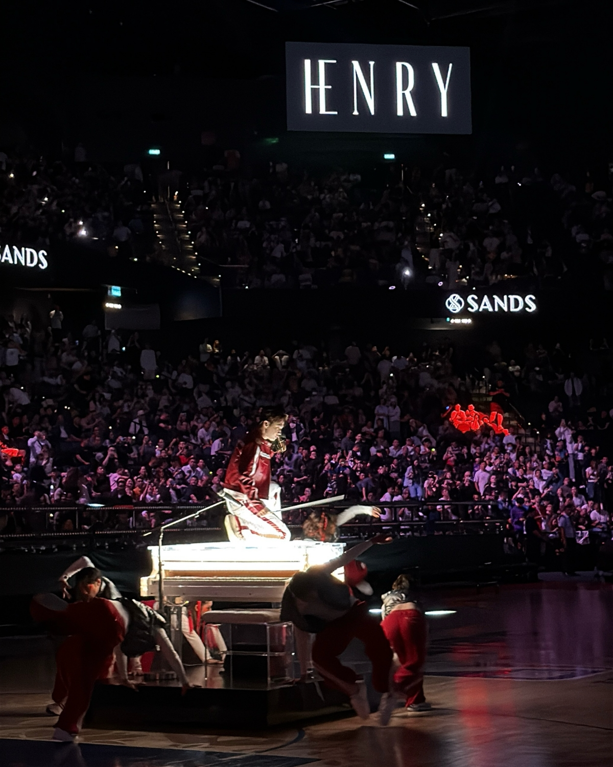 헨리, 美 NBA 마카오 경기 하프타임 쇼 장식…악기 퍼포먼스 ‘열광’