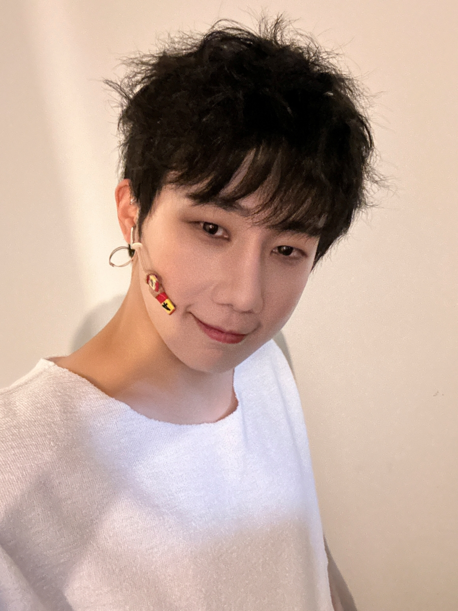 ‘데스노트’ 김성규, 강렬 스모키 메이크업→맨발 활약 ‘관객 매료’