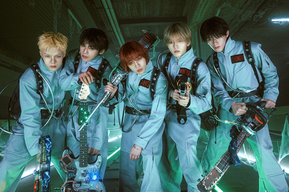 AM8IC(엠빅), 선공개곡 ‘Buzzin'’ 완전체 비주얼 공개…유니크 악동 에너지