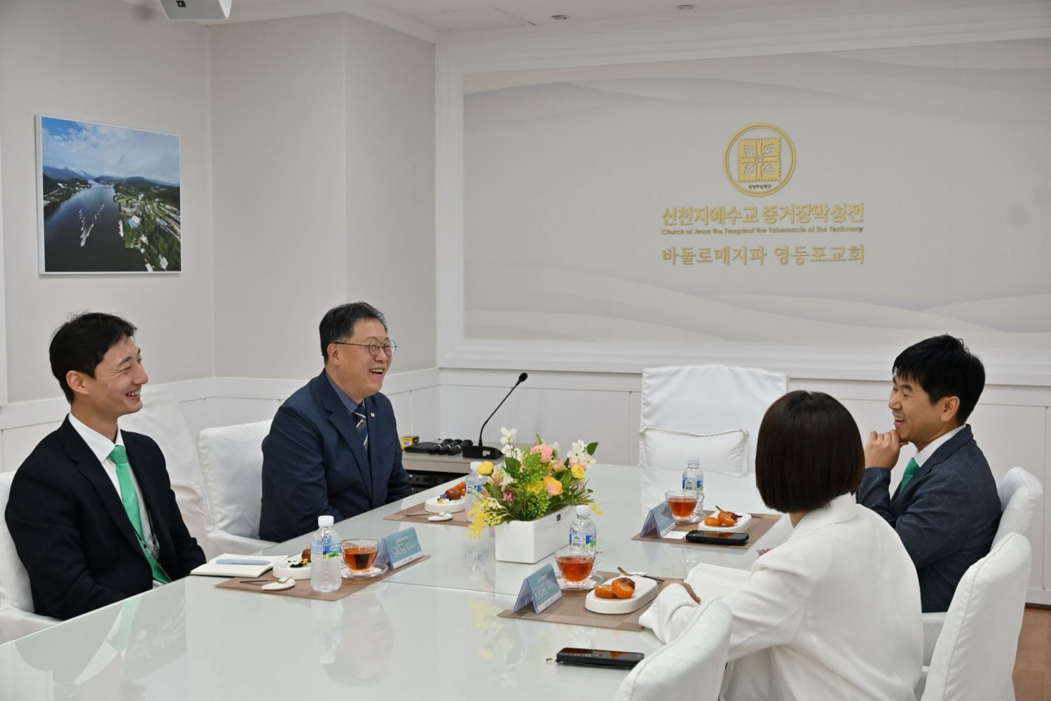 지난 20일 영등포교회 대회의실에서 정노 헌혈개발팀장과 위아원 관계자들이 헌혈 캠페인 성과를 공유하며 차담을 나누고 있다. (청년자원봉사단 위아원 서울경기서부지부지부 제공)