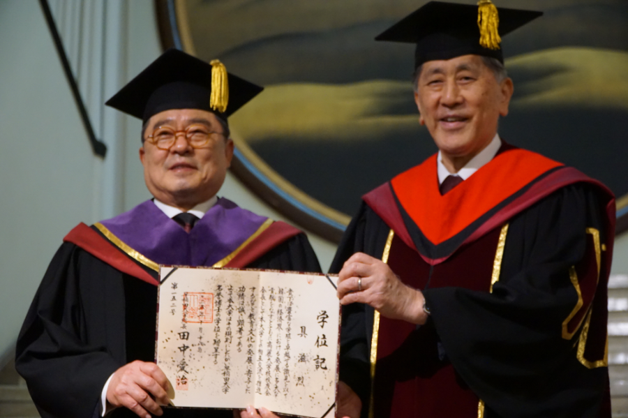 구자열 LS 이사회 의장(좌)이 와세다대로부터 명예 법학박사 학위를 받고 다나카 아이지 와세다대 총장과 기념 촬영을 하고 있다