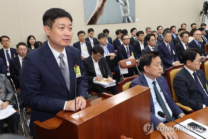 21일 국회 과학기술정보방송통신위원회에서 열린 정보통신기술(ICT) 분야 산하기관 국정감사에서 홍범식 LGU+ 대표이사가 해킹 사태와 관련한 위원 질의에 답하고 있다.