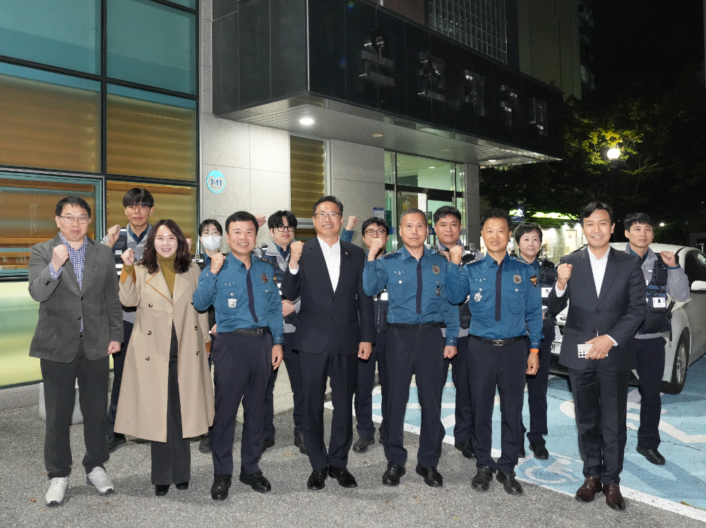 아산시의회 홍성표 의장과 명노봉 의원, 박효진 의원이 경찰의 날을 기념해 온천지구대를 방문하며 경찰관들을 격려했다.