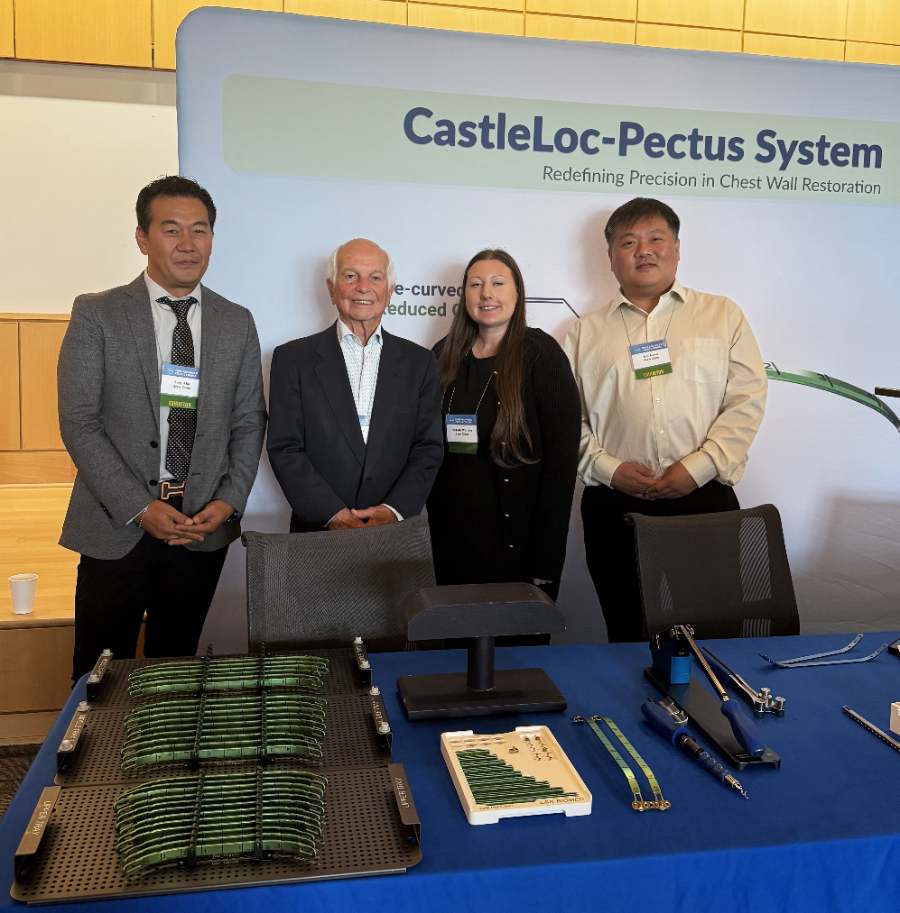 (왼쪽부터)안영보 이지스메디텍 대표이사와 Dr. 도날드 너스가 학회 참석을 기념해 부스에서 촬영하고 있는 모습