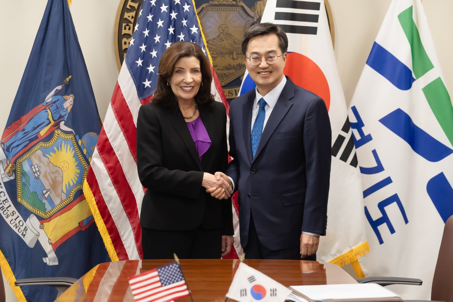 캐시 호컬 뉴욕지사와 면담