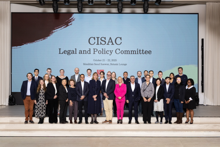 서울 몬드리안 이태원 호텔에서 열린 CISAC 법무위원회(Legal and Policy Committee) 참석자들이 기념촬영을 하고 있다.