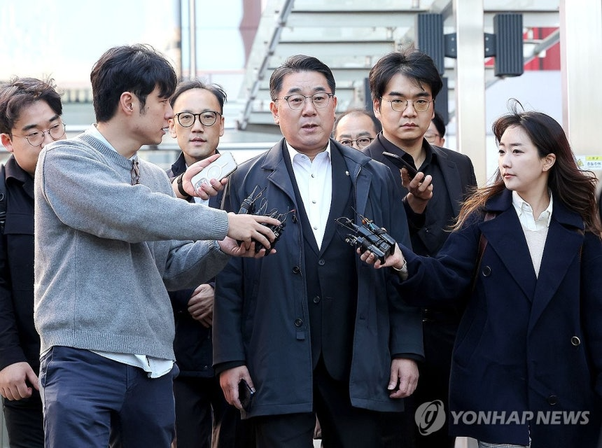 주가조작 근절 합동대응단 이승우 단장이 28일 NH투자증권 투자은행(IB) 부문 고위 임원이 상장사 공개매수와 관련한 미공개 정보를 이용했다는 의혹과 관련 서울 여의도 NH투자증권 본사에서 압수수색을 마친 뒤 현장을 나서고 있다. 2025.10.28