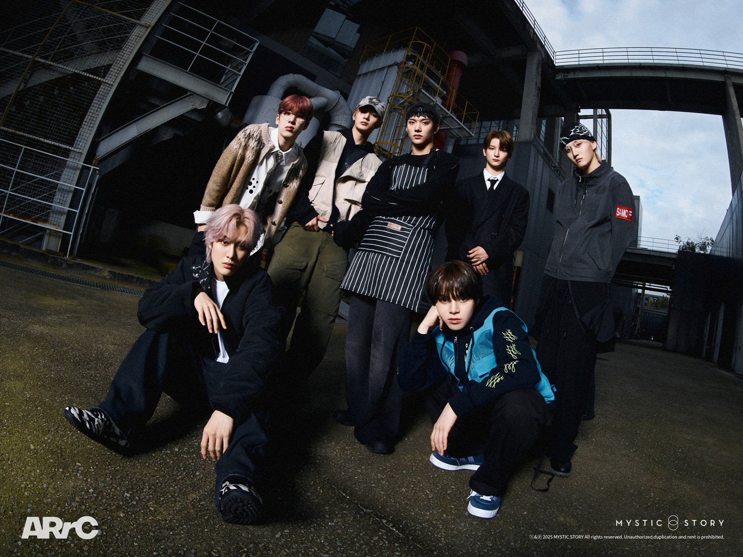 아크, 신곡 ‘SKIID’ 포토 드롭 공개…일상도 화보로 바꾼 독보적인 무드