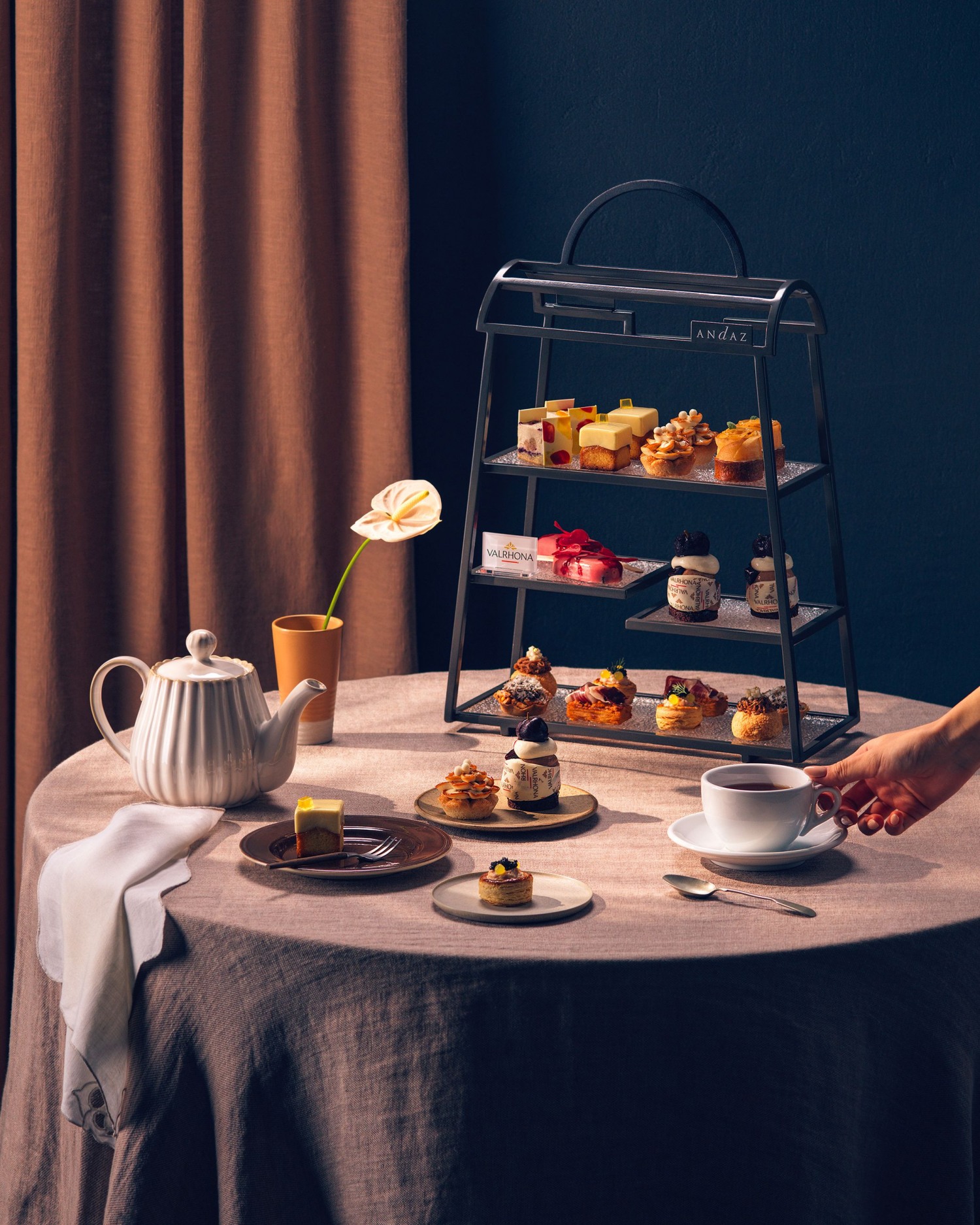 안다즈 서울 강남, 프랑스 초콜릿 명가 발로나와 협업…가을 애프터눈 티 세트 선봬