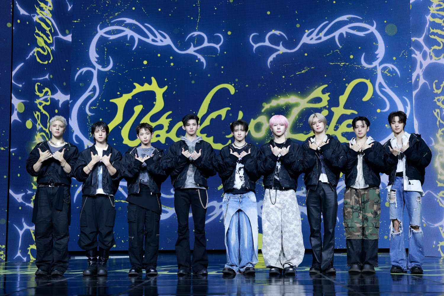 &TEAM, 韓 데뷔앨범으로 日 오리콘 차트 1위…“韓·日 양국서 밀리언셀러 달성한 최초의 일본 아티스트”