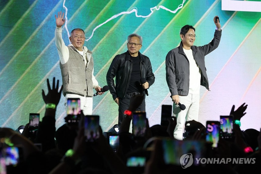 젠슨 황 엔비디아 최고경영자와 이재용 삼성전자 회장, 정의선 현대차그룹 회장이 30일 서울 코엑스에서 열린 엔비디아의 그래픽카드(GPU) '지포스' 출시 25주년 행사에서 단상에 올라 인사를 하고 있다. 2025.10.30