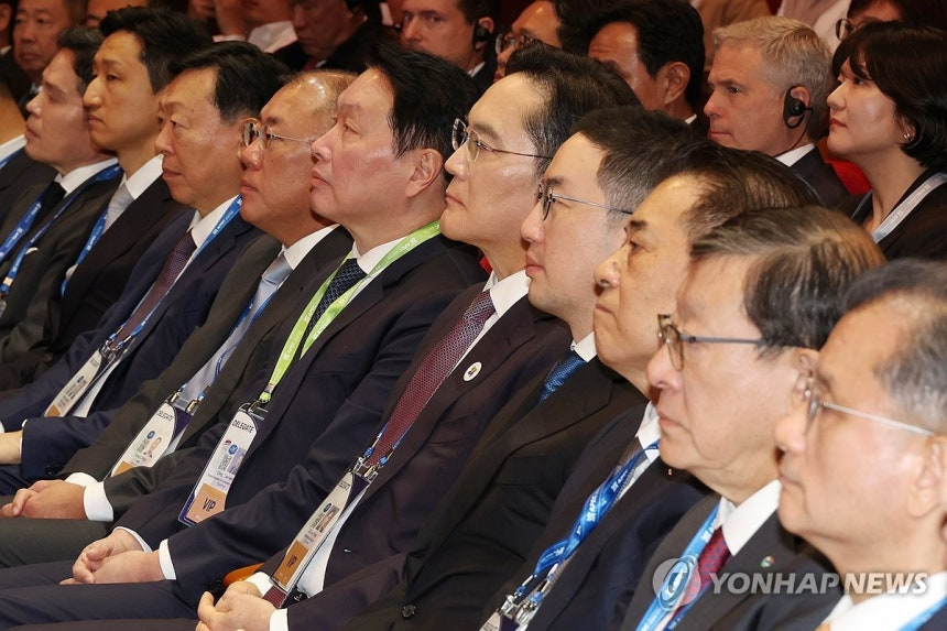 29일 경북 경주예술의전당에서 열린 'APEC CEO(최고경영자) 서밋'에서 참석자들이 이재명 대통령의 특별연설을 경청하고 있다.