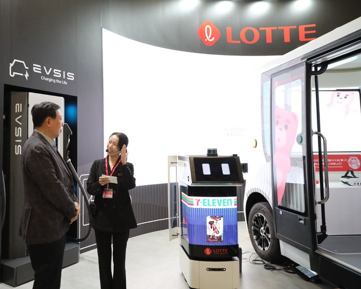 신동빈 롯데 회장은 3일 일본 도쿄에서 열리고 있는 ‘재팬모빌리티쇼 2025’를 방문해 2차전지 소재, 수소 사업, 자율 주행 등 그룹이 추진하고 있는 모빌리티 사업을 점검했다. 신 회장이 롯데관을 찾아 자율주행 기술에 관한 설명을 듣고 있다. (사진=롯데지주 제공)